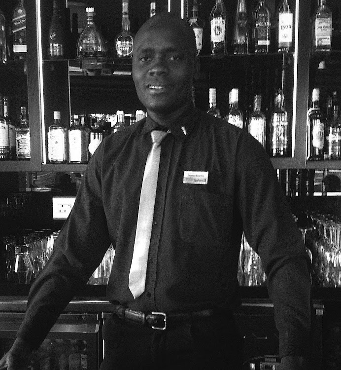 Head barman Arsenio Muiocha