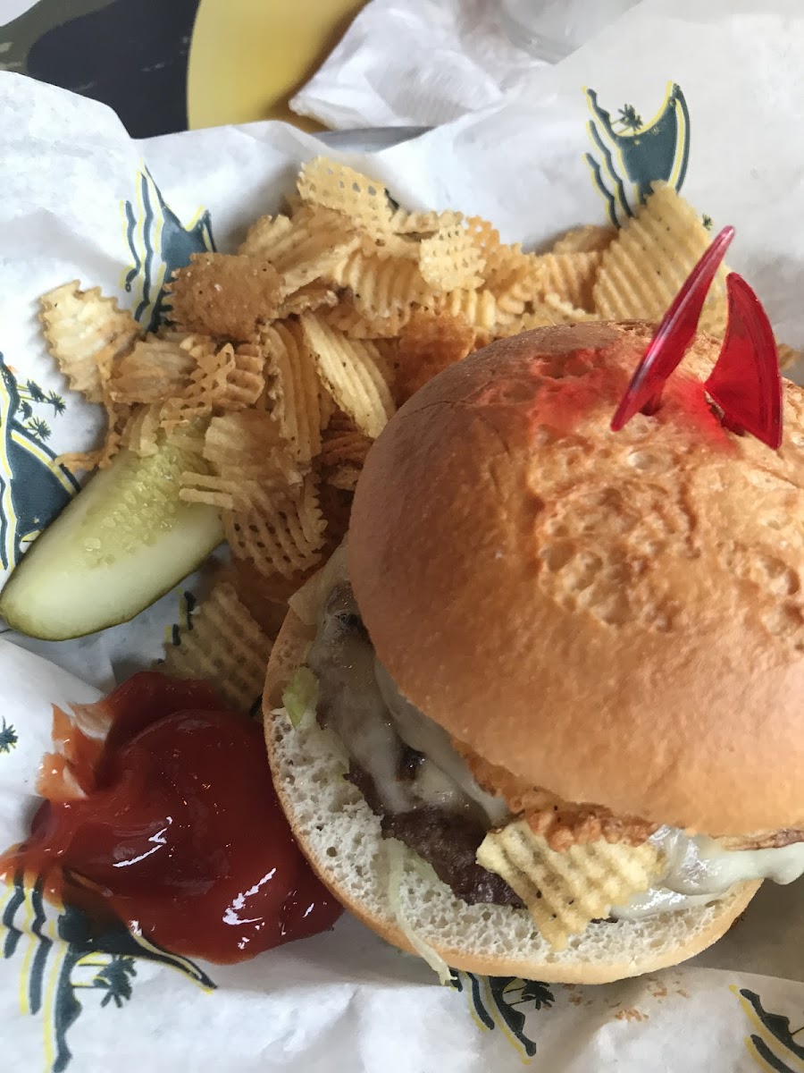 Sriracha burger with GF bun. They have a dedicated fryer also. I’m celiac, had no reaction. Staff was super knowledgeable and helpful. Definitely would recommend!