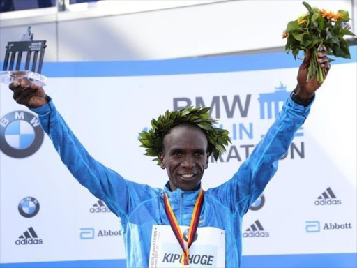 Eliud Kipchoge celebrates during the victory ceremony after winning the men's 42nd Berlin marathon, in Berlin, Germany September 27, 2015. Photo/REUTERS