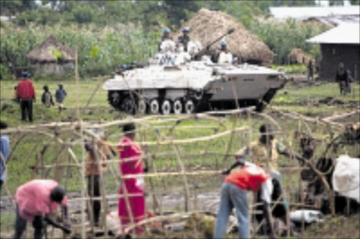 ACCESS DENIED: A UN tank moving throught a field near a UN mission in DR Congo. 13/11/2008. Pic. Yasuyoshi Chiba. ©AFP
