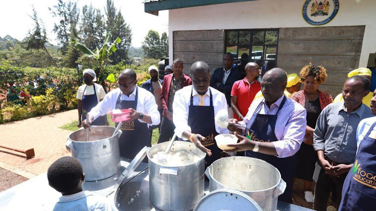 Deputy President William Ruto and Nairobi Governor Aspirant Senator Johnson Sakaja serving lunch to pupils of Mukarara Primary school in the Waithaka area, Nairobi on Wednesday, May 11, 2022.