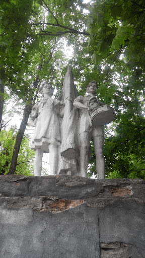 Памятник Пiонерам