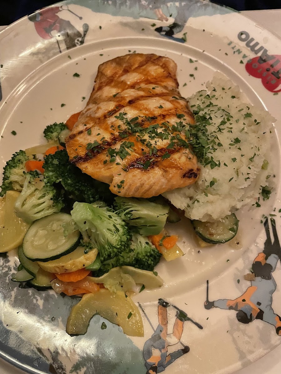 Salmon with mashed potatoes and vegetables