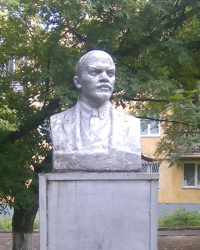 Ленин В.И. Бюст во дворе.
