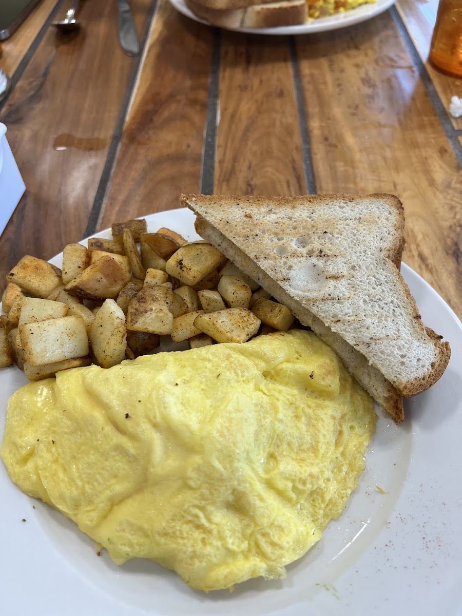 Build your own omlette (cheddar cheese and avocado) with home fries and gluten free toast