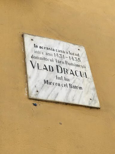 In aceasta casa a locuit intre anii 1431-1435 domnitorul Tarii Romanesti VLAD DRACUL fiul lui Mircea cel Batrin Submitted by @petramatic