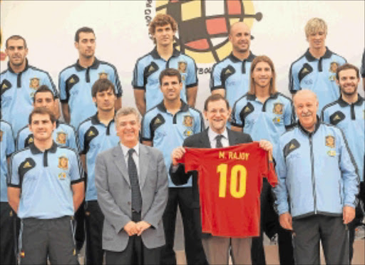 SET: Spanish PM Mariano Rajoy with the defending champs. Photo: Getty Images