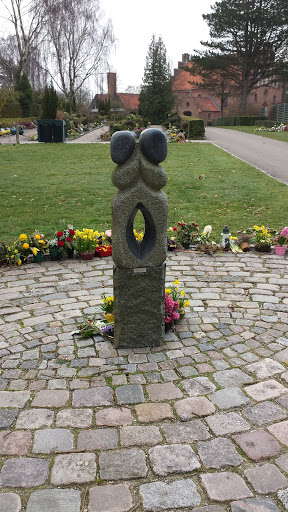 Skulptur På Kirkegården 