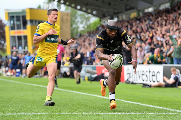 Makazole Mapimpi scores the try that was converted to hand the Sharks the lead in their EPCR Challenge Cup semifinal against Clermont at The Stoop on Saturday. Bautista Delguy chases in vain. Picture: PATRICK KHACHFE/GETTY IMAGES