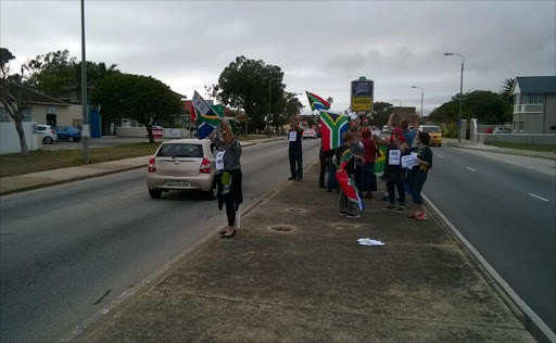 A small group has gathered in Cape Road, Mill Park. Picture: Riaan Marais