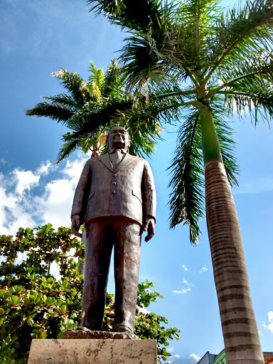 Estátua de Tancredo Neves