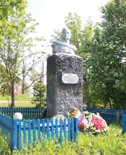 Памятник Ваганову А.Д. в селе Рождественское
