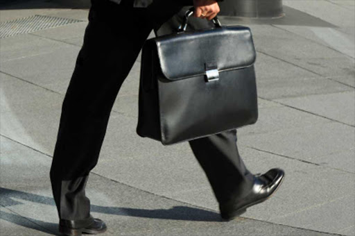 businessman_briefcase_walking