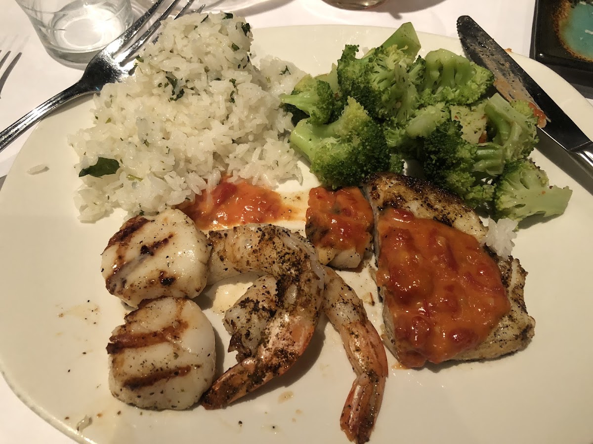 My daughter ordered the scallops and shrimp with lemon butter sauce and I ordered the Chilean sea bass with the lime tomato sauce, we then shared our dinners. The lime tomato sauce won, hands down