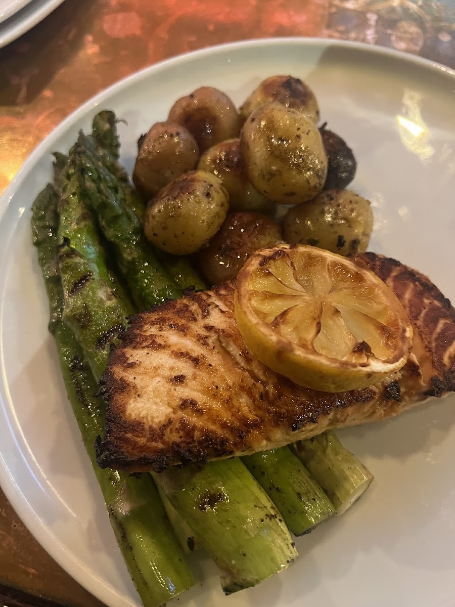 Salmon with asparagus and marbled potafoes