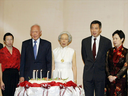 Former prime minister Lee Kuan Yew (2nd L) and his family celebrate his 80th birthday in Singapore in this September 16, 2003 file photo. Photo/REUTERS