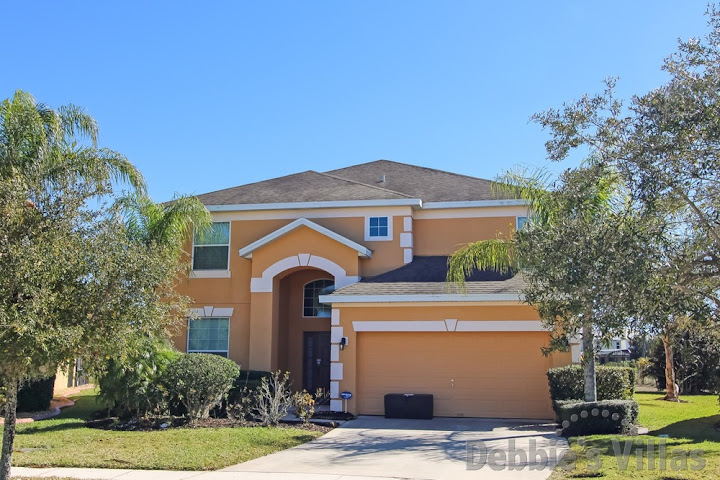 Kissimmee vacation villa, close to Disney, private pool and spa with lake view, games room