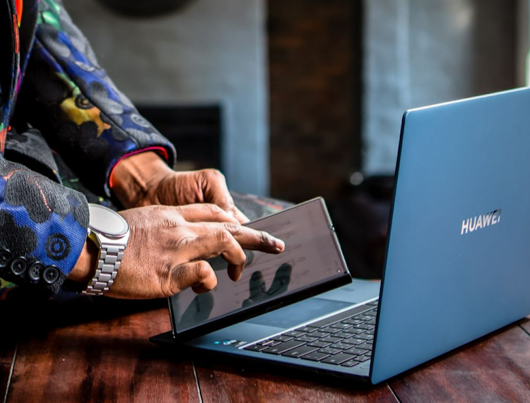 After wirelessly connecting to their phone, users are able to operate the Huawei MateBook X Pro, Premium Edition, as though their smartphone and laptop were one device.