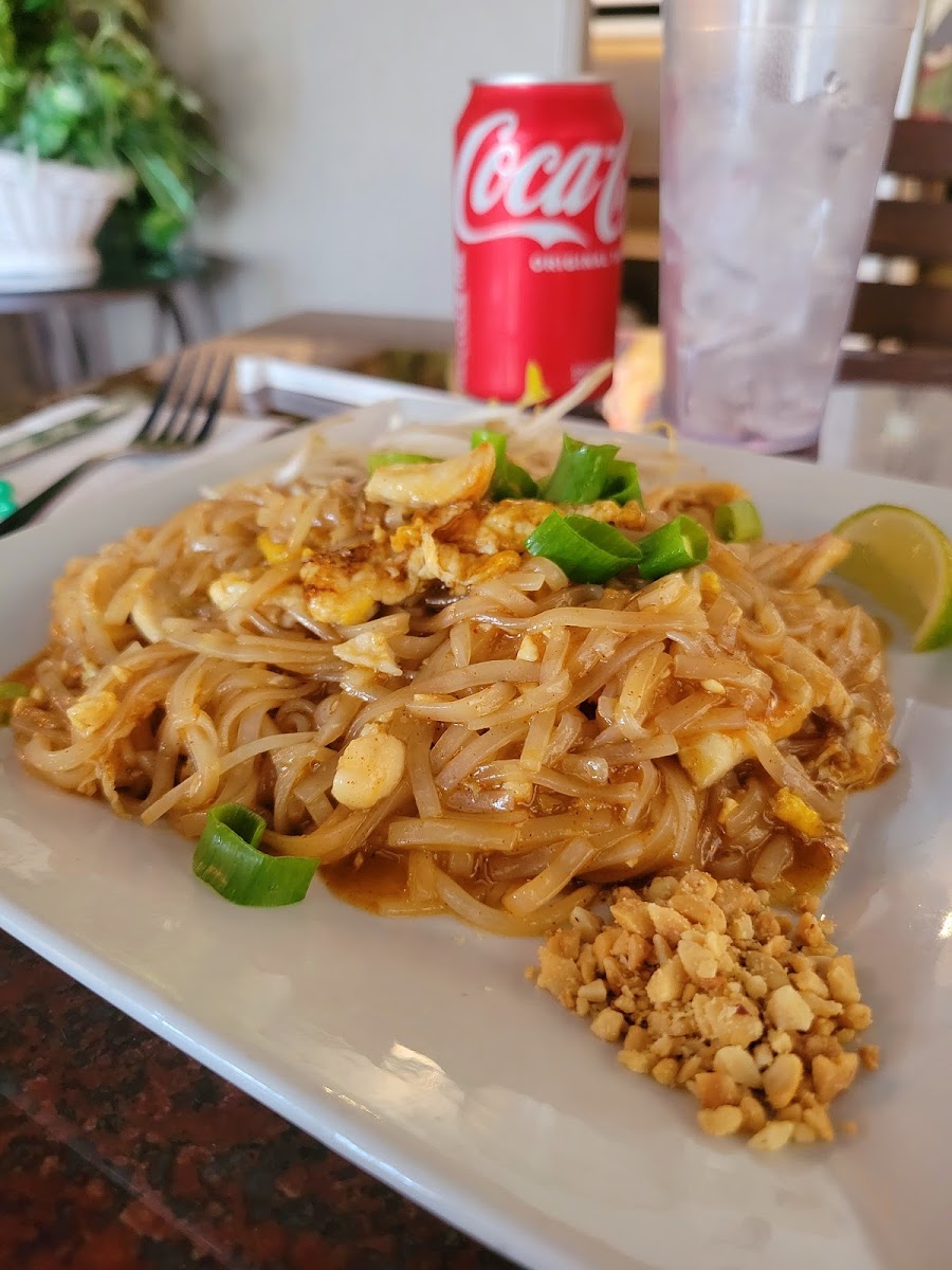 Pad thai with chicken