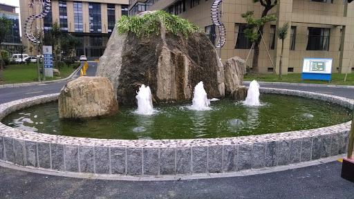 尚未完工的喷泉