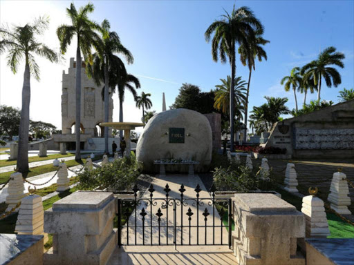 Soldiers stand guard near a granite boulder where Cuba's former President Fidel Castro's ashes were encased during a private ceremony and the mausoleum of Cuba's independence hero Jose Marti, at the Santa Ifigenia Cemetery, in Santiago de Cuba, December 4, 2016. /REUTERS