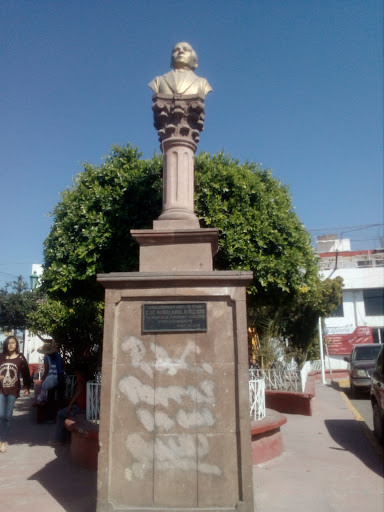 Busto A Benito Juárez 