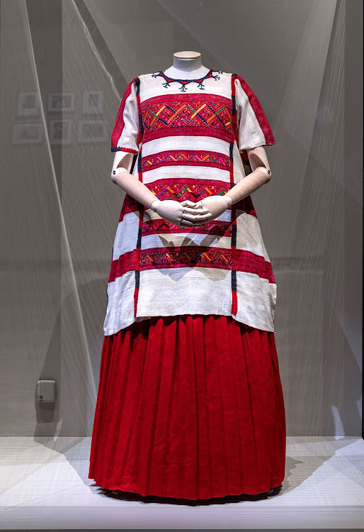 1. Huipil Triqui 1 (n.d). Huipil with rectangular cut of 3 pieces and round neck. The garment has geometric embroidery on the neck, seam lines, cuffs and horizontal borders. 2. Zagalejo 2 (n.d.). Red skirt with faded blue pleated yoke, two openings.