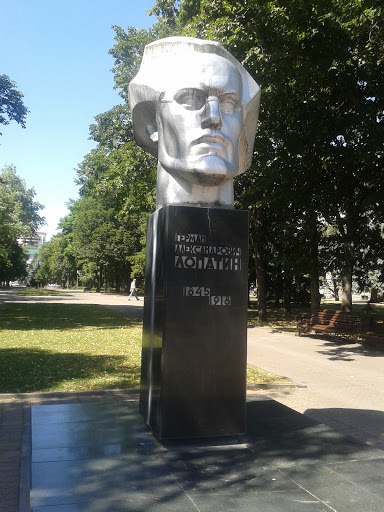 Памятник Лопатину