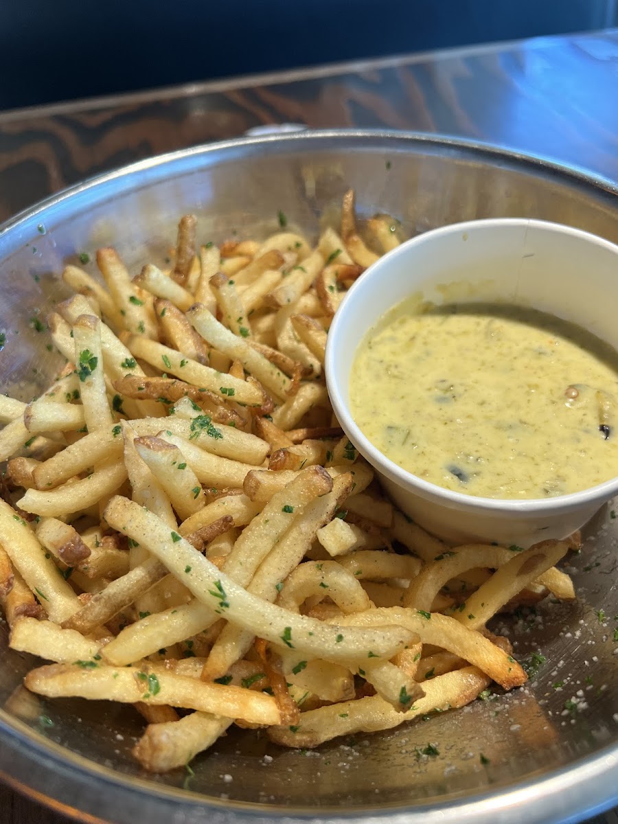 Green chili queso fries