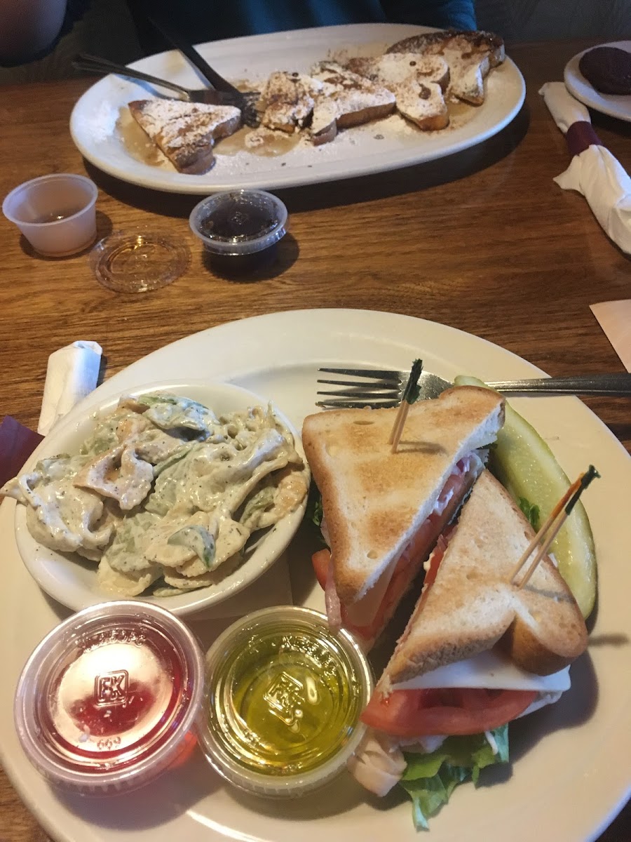 Gluten free!! Katelyn was very knowledgeable about gluten allergy. Food is fantastic! Will definitely come again!

French Toast and sausage 
Deli turkey sandwich with pasta salad

Yum!