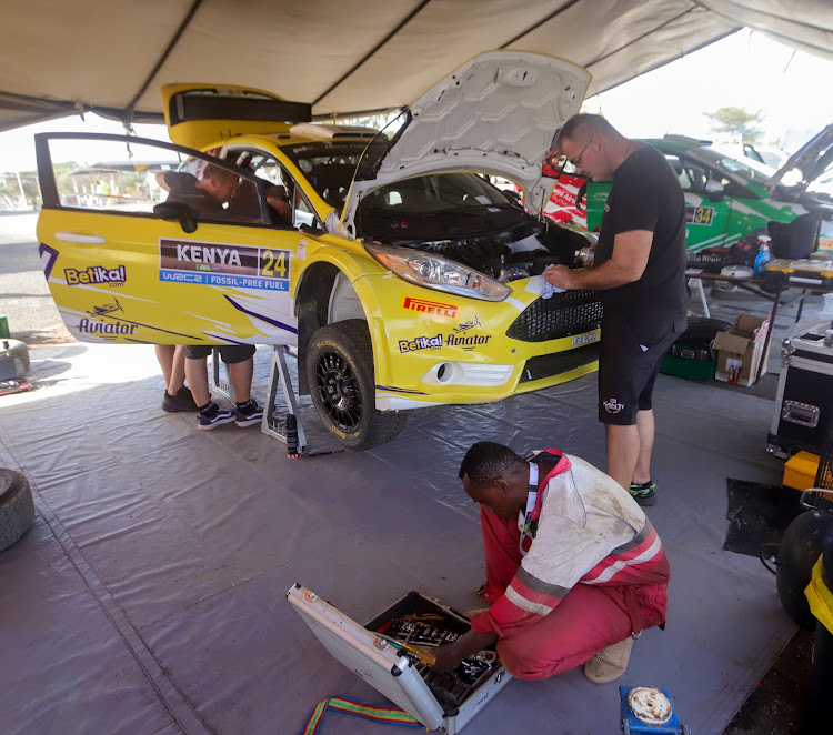 Gari la mashindano likikaguliwa wakati wa majaribio ya WRC Safari Rally Naivasha mnamo Machi 27, 2024.