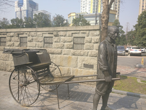 汉口江滩的黄包车铜雕像