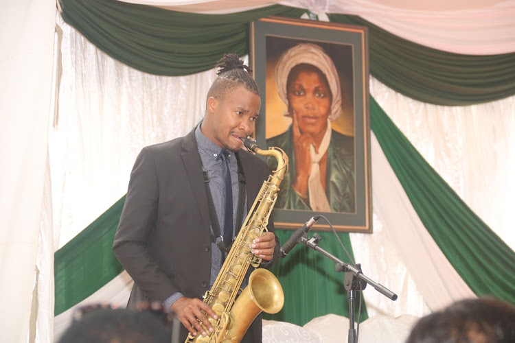 Artiste entertains mourners
