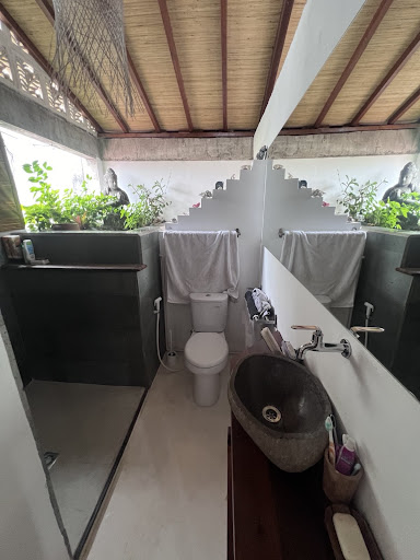 En-suite semi-open-air bathroom
