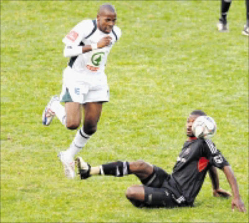 FOUL: Usuthu's Dumisani Ngwenya is tackled by Pirates'Rooi Mahamutsa during thier Absa Premiership match at Coca-Cola Park in Joburg on Saturday. 09/05/2009. Pic. Lefty Shivambu. © Gallo Images.