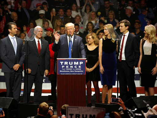 Republican presidential nominee Donald Trump, vice presidential nominee Mike Pence and their families rally with supporters at an arena in Manchester, New Hampshire, US November 7, 2016. /REUTERS