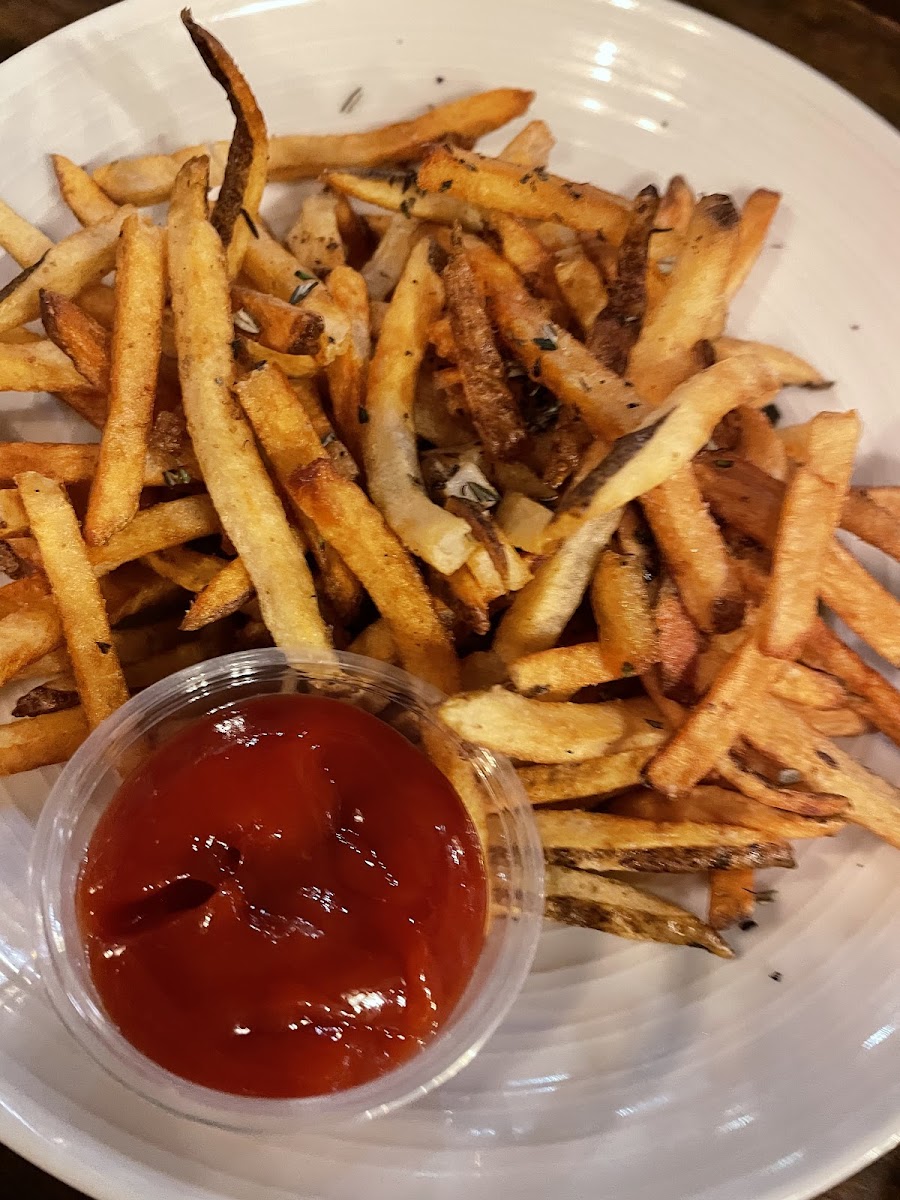 Rosemary fries wirh some kind of sauce and also catsup dips