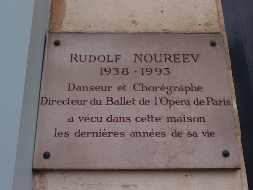 Rudolf NureyevDancer and ChoreographerDirector of the Paris Opera Balletlived in this house during the last years of his life@schwanmitbrille