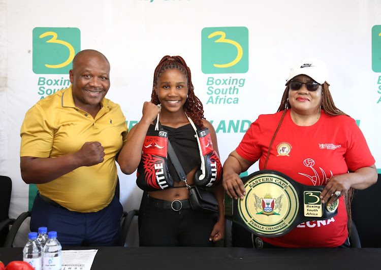 Sibabaliwe Gwebityala is flanked by boxing legend Vuyani Bungu and promoter Monica Goci ahead of her EC title clash in Scenery Park on Saturday.