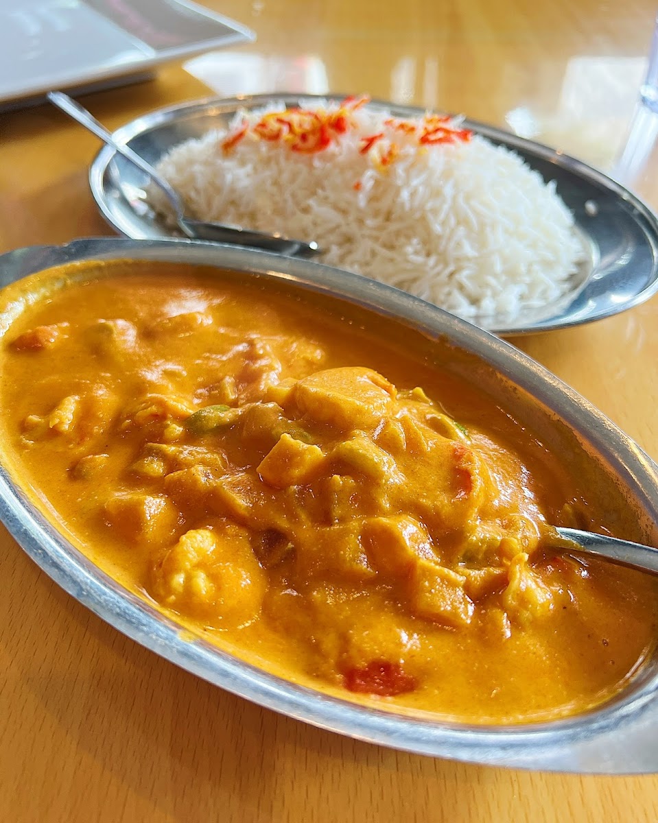 Creamy shrimp curry with pineapple