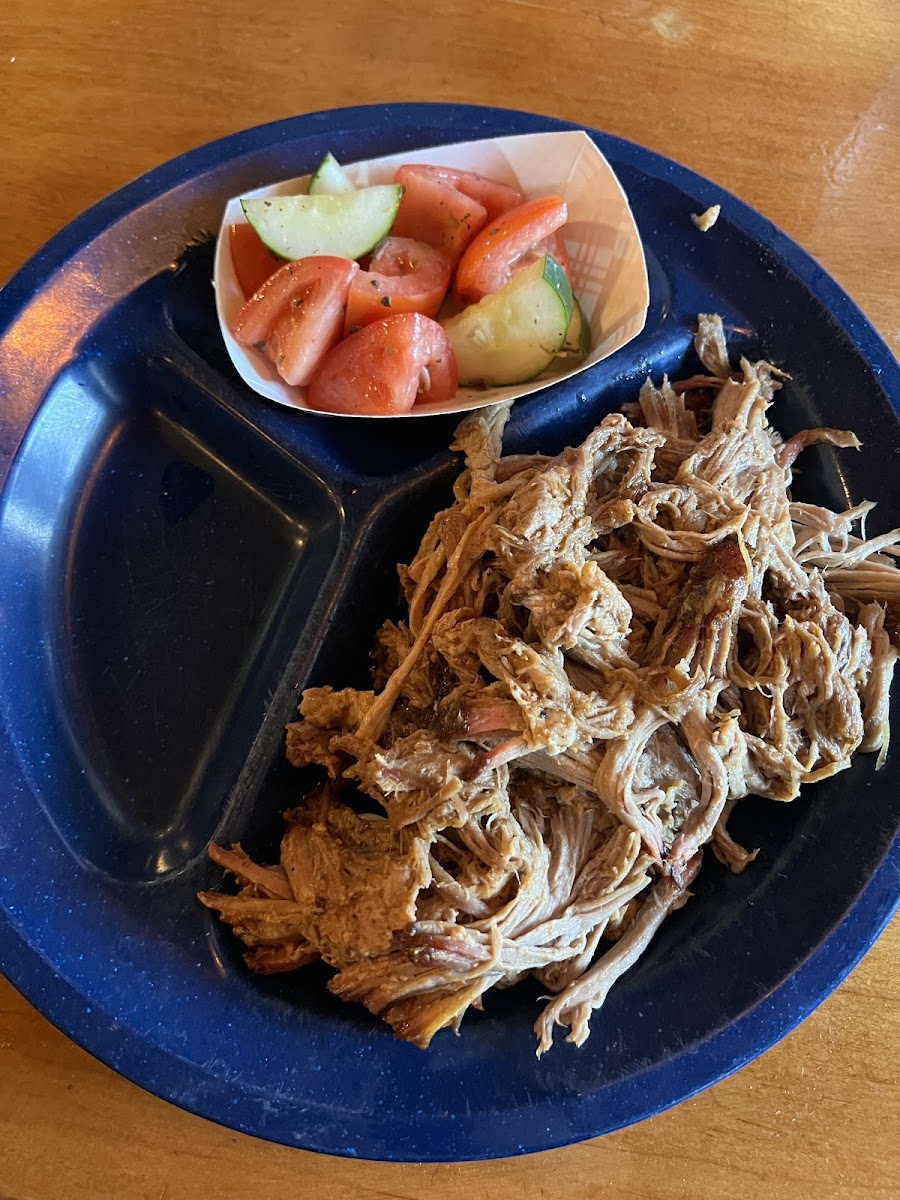 Pulled pork plate with tomatoes and cucumber