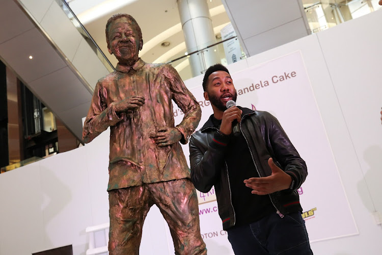 Ndaba Mandela with the Nelson Mandela cake.