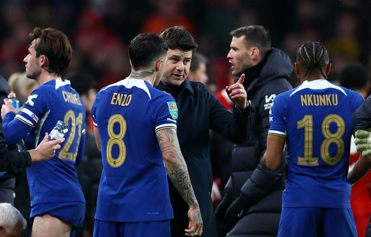 Chelsea manager Mauricio Pochettino speaks to Enzo Fernandez before the start of extra time of the League Cup final against Liverpool at Wembley Stadium in London on Sunday.