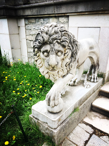 Lions Statue