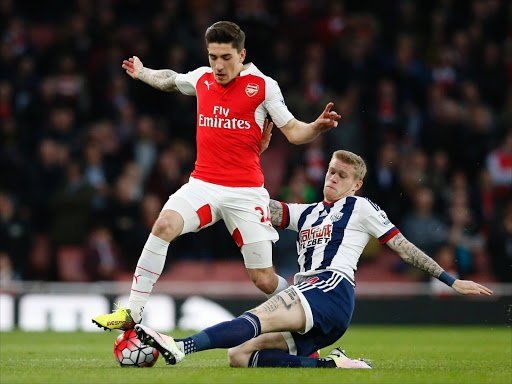 Arsenal's Hector Bellerin and West Brom's James McClean in action during the Arsenal v West Bromwich Albion game of the Barclays Premier League at Emirates Stadium, April 21, 2016. Photo/REUTERS