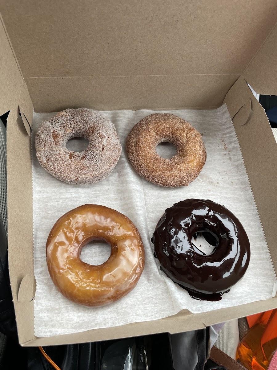 Second time coming here and while they’re not the absolute best gf vegan donuts I’ve ever had, they are still fire 🔥 So delicious! Fried fresh by order and piping hot when they give it to you ❤️