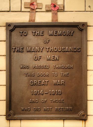Bronze plaque at the side of SJ8498 : Manchester Victoria Refurbishment, The Soldiers' Gate. Reads: TO THE MEMORY OF THE MANY THOUSANDS OF MEN WHO PASSED THROUGH THIS DOOR TO THE GREAT WAR 1914 ...