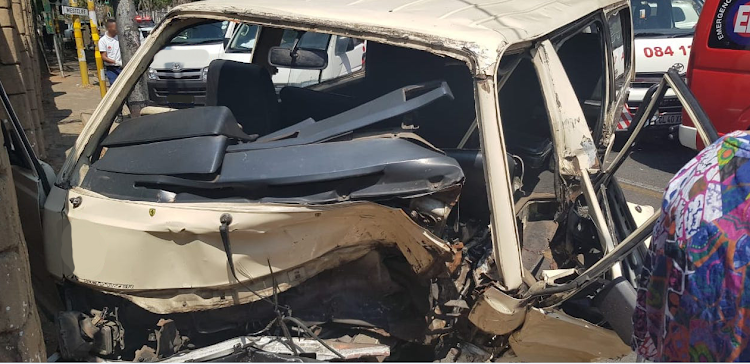 A taxi crashed into a wall of the Johannesburg Zoo on Sunday morning, injuring 16 passengers.