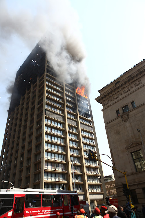 Fire, which resulted in the death of three firefighters, continue to ravage the government building in the Johannesburg city centre.