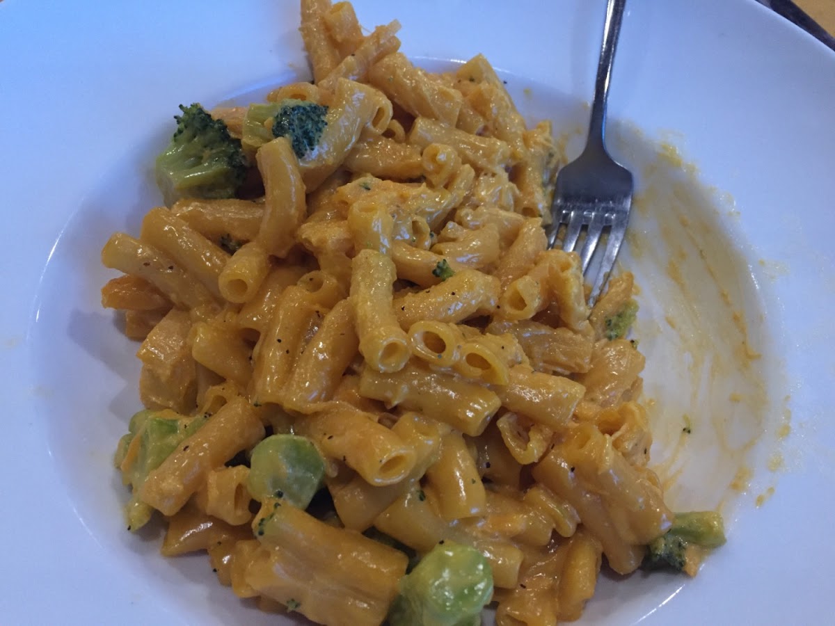 GF mac & cheese with chicken and broccoli